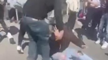 Carpi, il video della rissa tra due studentesse tra calci e schiaffi