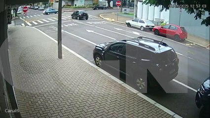 Pancada! Veja o momento do acidente entre BMW e Gol no Centro