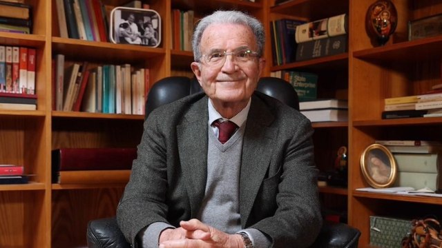 Bologna, il video di Romano Prodi per la manifestazione «Una piazza per l'Europa»: «Lo spirito di Ventotene è quello di capire il futuro»
