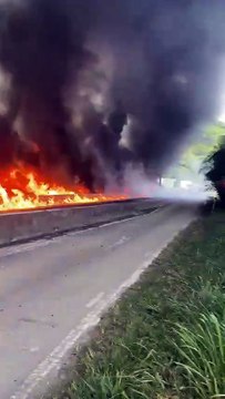 Carreta de combustível explode, deixa rastro de fogo e interdita Morro dos Cavalos na BR-101