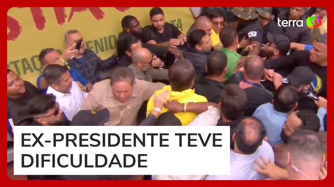 Bolsonaro enfrenta empurra-empurra para chegar a carro de som em ato por anistia na Avenida Paulista