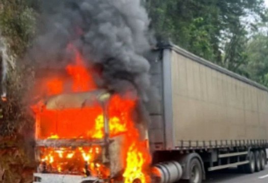Carreta com combustível tomba, pega fogo e interdita BR-101 na Grande Florianópolis