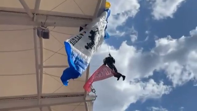 Paura a Tolosa, paracadutista rimane incastrato sul tetto dello stadio