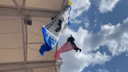 Paura a Tolosa, paracadutista rimane incastrato sul tetto dello stadio