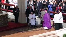 El papa, convaleciente, aparece por sorpresa en la plaza de San Pedro