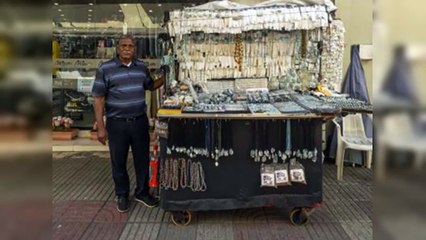 Vendedores de larimar en la Ciudad Colonial, un oficio que no muere