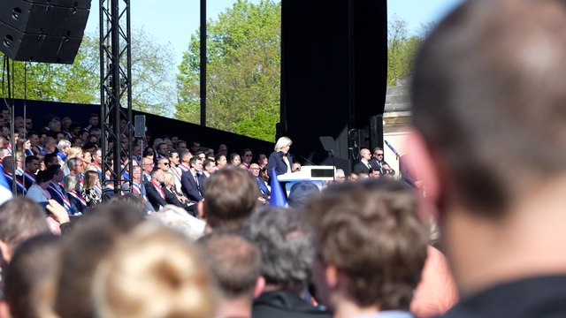 « Une justice à deux vitesses » : Marine Le Pen mobilise ses supporters sur une place Vauban clairsemée