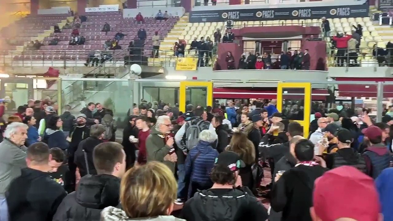 Livorno, in migliaia allo stadio per festeggiare gli eroi della C: l'arrivo, l'attesa, la festa e giochi d'artificio