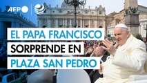 El papa, convaleciente, aparece por sorpresa en la plaza de San Pedro