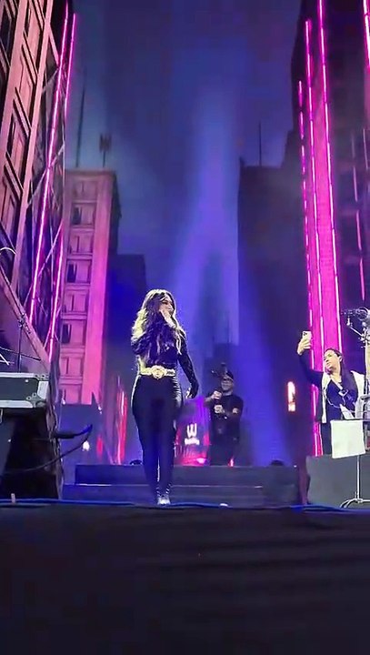 Cantando 'Erro Gostoso', Simone Mendes abre os trabalhos no show de 20 anos de Jorge & Mateus em São Paulo