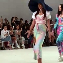 عرض Mrs Keepa يجمع الأكتاف اليابانية القوية مع النقشات الأفريقية