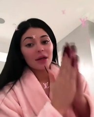 كايلي جينر تبيع حصتها من Kylie Cosmetics إلى كوتي