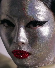 من الصين، فالنتينو تعلن عودة التركيبات البرّاقة إلى المكياج الكلاسيكي