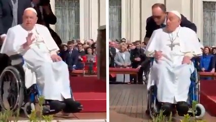 El Papa Francisco aparece de sorpresa en la Plaza de San Pedro tras su hospitalización