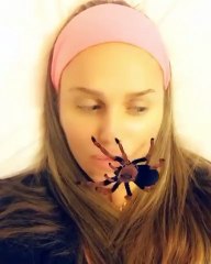 نيكول سابا تترك عنكبوتاً يتجوّل على وجهها بطريقة مُخيفة