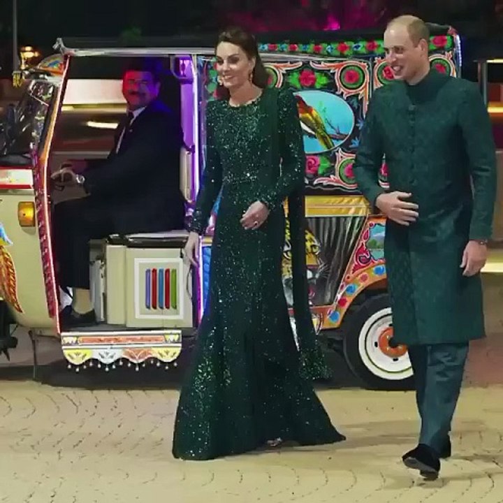 الجولة الباكستانية، كيت ميدلتون والأمير ويليام يستقلان الريكشا بإطلالات ملكية فخمة