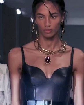 ألكسندر ماكوين تُعيد إحياء التقنيات الإيرلندية البدائية لصناعة الأزياء في مجموعة صيف 2020