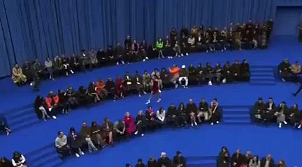 بيلا حديد سمراء من جديد