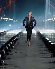 سان لوران متشبثّ بصيحة الشورت القصير لامرأة قوية ونافذة في صيف 2020