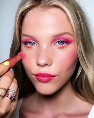 شارلوت تلبوري خلف مكياج العارضات الساحر في كواليس أسبوع لندن للموضة