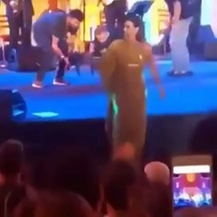 فستان كارول سماحة يُعيق صعودها المسرح