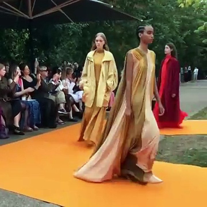 Roksanda تعيد الأحجام الضخمة والأسلوب الفيكتوري...