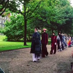 بخطوات قليلة، احصلي على مكياج خريفي بوحي من عارضات Erdem