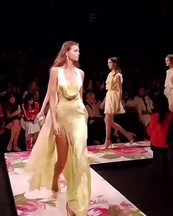 عودة بالزمن 20 سنة إلى الوراء في عرض Blumarine...