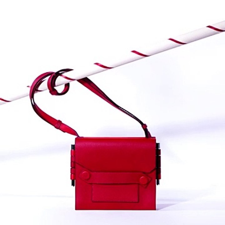 هيرميس تسير على خُطى إرثها المُترف بلمسات التسعينيات في مجموعة صيف 2020