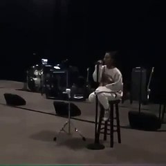 هل لاحظتِ ريشة الطاووس في إطلالة أريانا غراندي الأخيرة؟