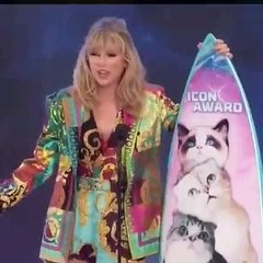في حفل Teen Choice Awards، تايلور سويفت تفوز بجائزة الأناقة وجائزة الجمهور!