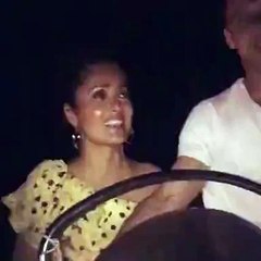 بين تنورة سلمى حايك وسروال أنجلينا جولي، أيّهما تُفضّلين لإطلالة مُريحة؟