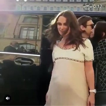 لم نجد أجمل من فستان شانيل لإطلالة حمل كيرا نايتلي