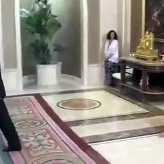 الملكة صوفيا تصطحب حفيدتيها إلى الفيلم الملكي المُفضّل