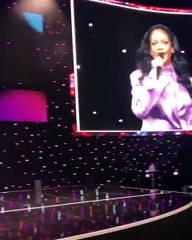 ريهانا تتباهى ببشرتها الخالية من الشوائب بفضل هذا المستحضر!