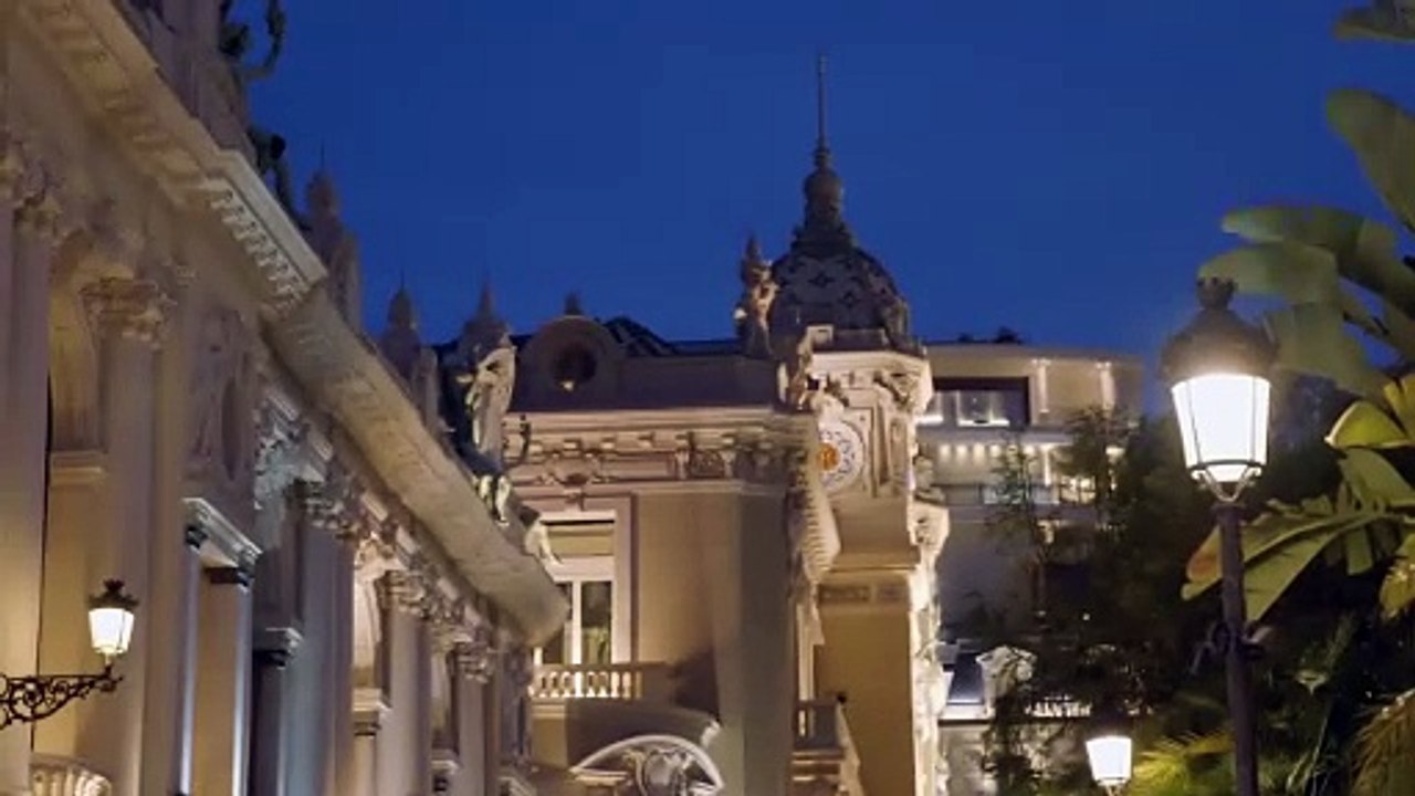 رافقي زويا على السجادة الحمراء إلى حفل شوميه في مونت كارلو