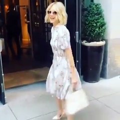 3 تفاصيل دقيقة في إطلالات ناعومي واتس جعلتها تبدو أصغر سناً