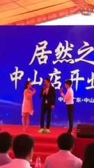 بالفيديو.. نجم شهير يتعرّض للطعن على المسرح وسط ذهول الجمهور!