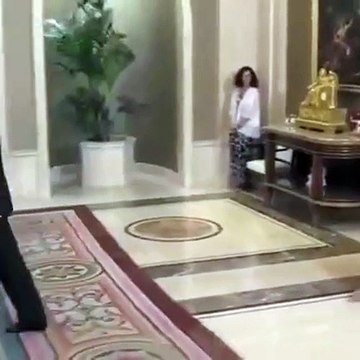 ثمن فستان الملكة ليتيزيا لا يخطر على البال، لكن هل لاحظتِ التشابه مع إطلالة كيت ميدلتون؟