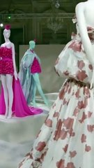 هكذا يرى Giambattista Valli فخامة المرأة العملية في مجموعته ريزورت 2020
