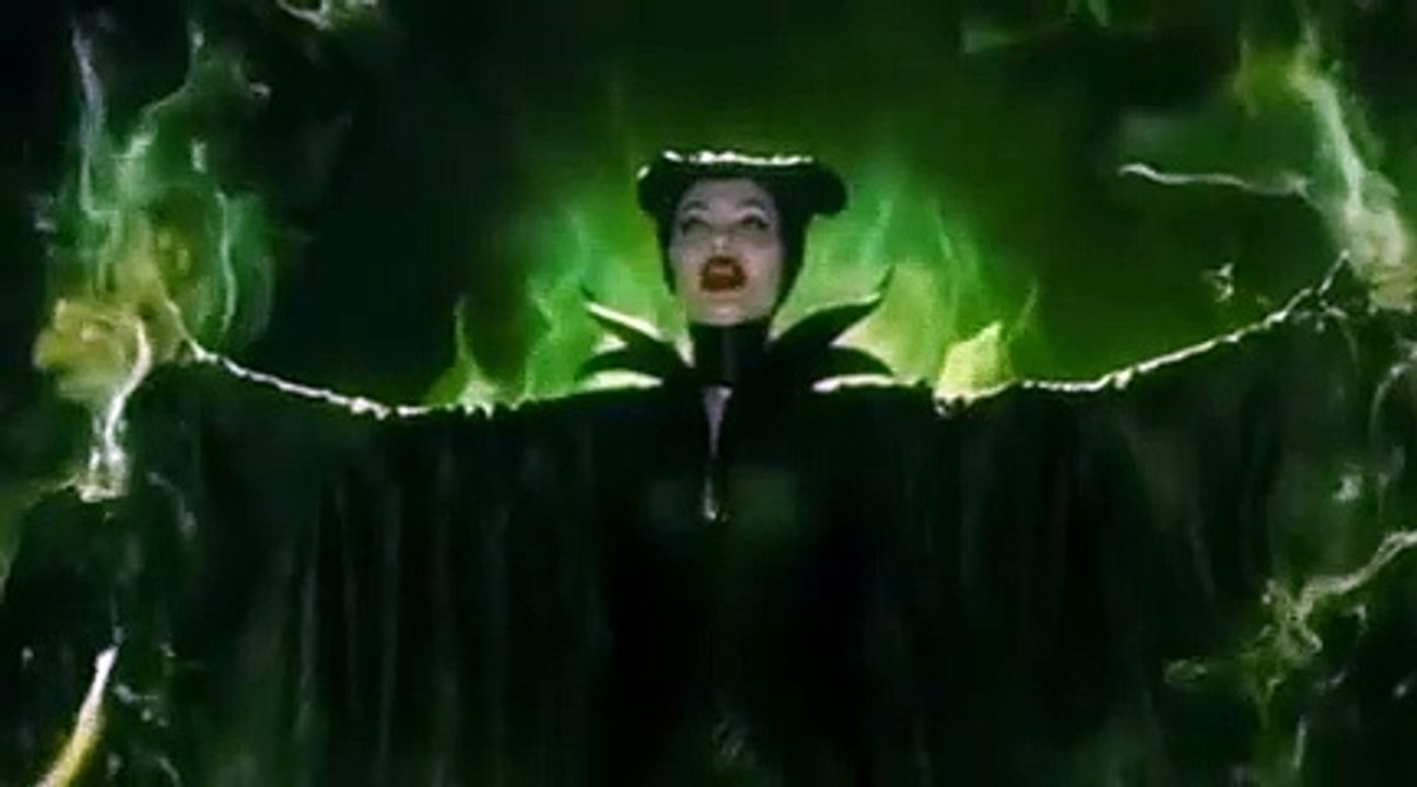 أنجلينا جولي تُلهمنا لتنسيق قطعة أساسية من خزان...