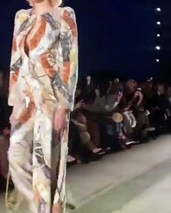 في ذاكرة فندي 54 عاماً مع كارل لاغرفيلد: إليكِ تفاصيل العرض