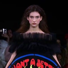 كريستينا أغيليرا تُعلن حبها لباريس بهذه الإطلالة