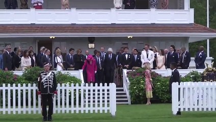 وشاح يثير الذعر لحظة تطايره على وجه الملكة إليزابيث خلال فعاليات كأس ويندسور