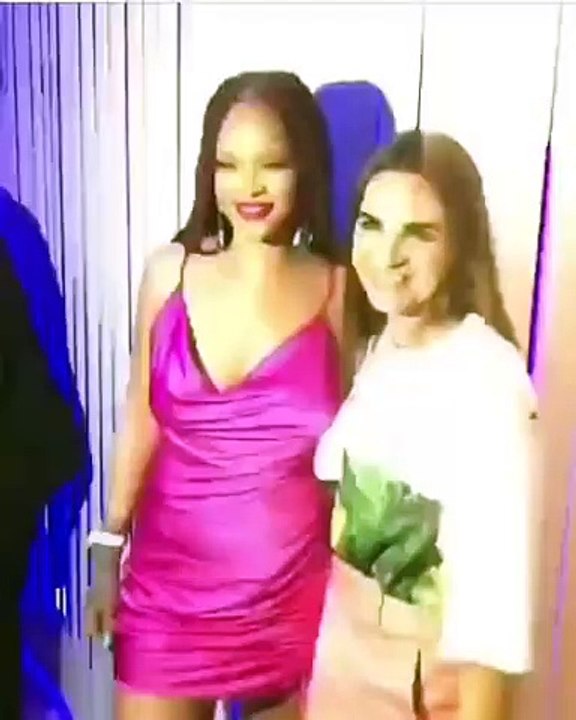 بالفيديو: ريهانا جريئة باللون الفوشيا في نيويورك
