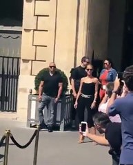 شانيل وفندي تُنجحان سيلين ديون في اختبار الموضة في باريس