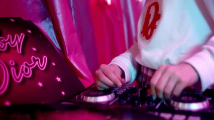 الحفلات الراقصة من القرن العشرين تلهم Baby Dior لشتاء 2019