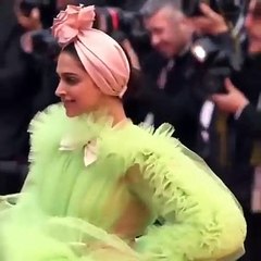 في اليوم الرابع لـ"كان"، بيلا حديد تخطف الأضواء والمصمّمون اللبنانيون إلى الواجهة!