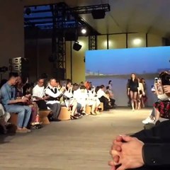 كلوي ريزورت إلى منصّة شنغهاي بأزياء حيوية وقصّات مريحة لكن أنثوية