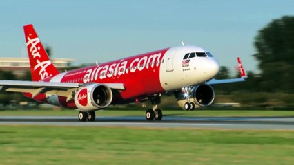 Man charged after allegedly trying to open doors, choke crew on Sydney-bound flight